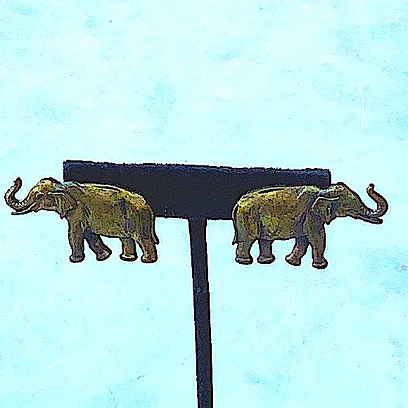 JJ JONETTE PIERCED EARRINGS ELEPHANT  ANTIQUED BRUSHED BRASS VINTAGE - Picture 5 of 7